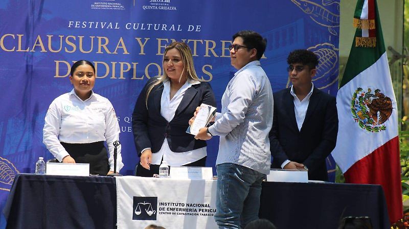 Joven-Muestra-Con-Orgullo-Su-Diploma